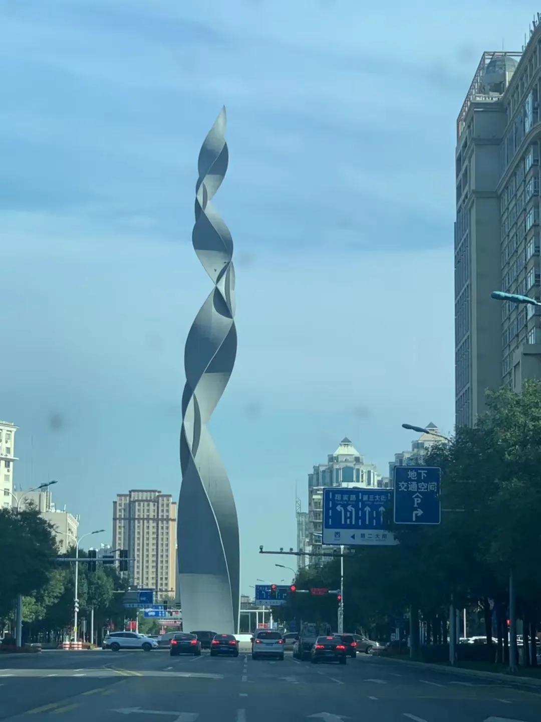 近日，路过天津，被开发区第二大街十字路口的巨型雕塑震惊了！
由于匆忙，只能在网上