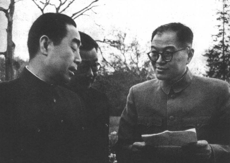 这是周总理和张闻天的罕见合影。遵义会议之后，张闻天成为党的总负责，实际上的最高领