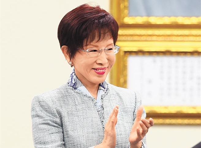 王金平背书、赵少康改口，蓝营看似要打硬仗；结果郑丽文一上美媒，就把“统一”咽了回