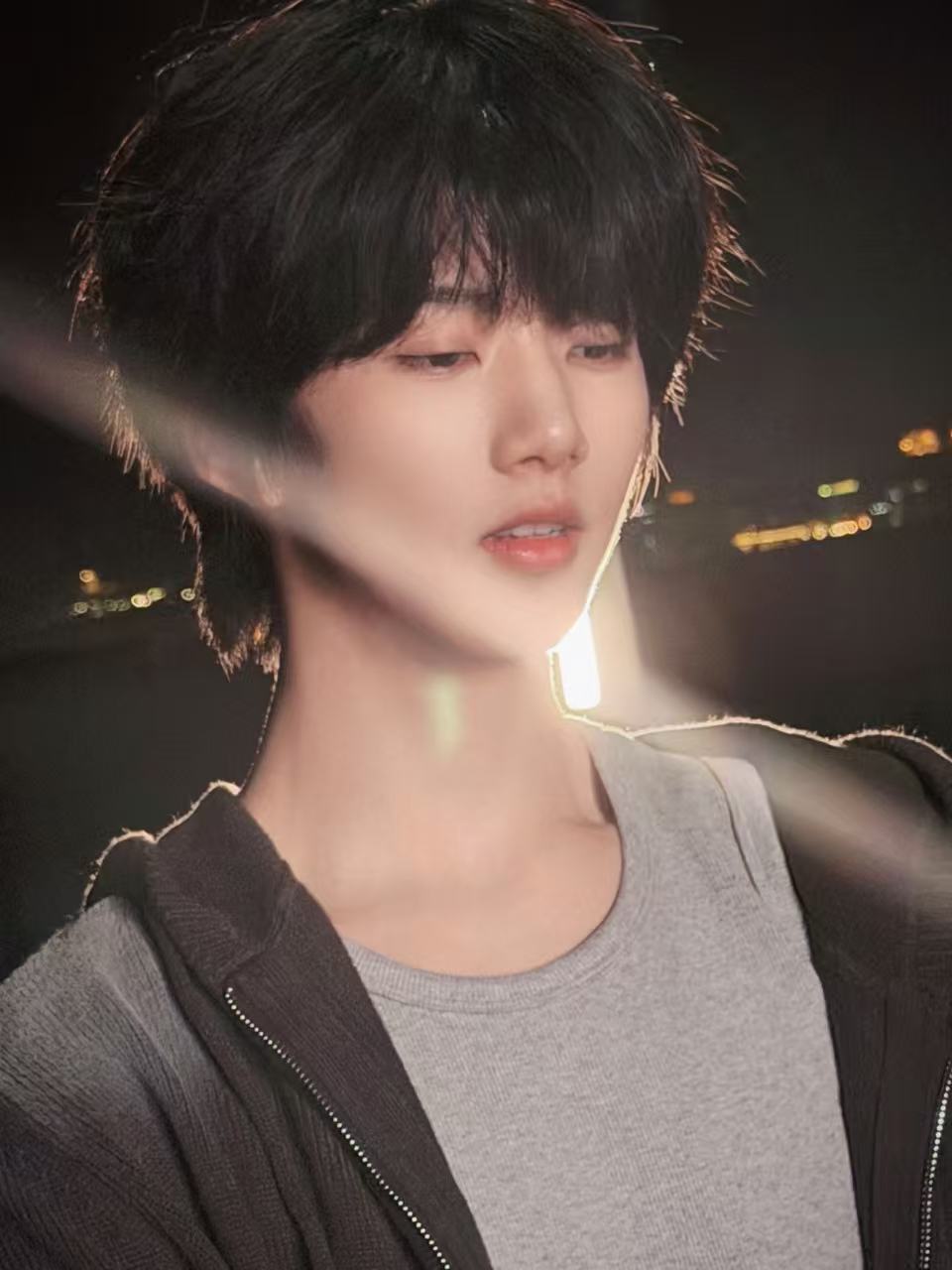 张函瑞撑伞神图 雨中撑伞的张函瑞氛围感直接拉满，清冷又温柔，眉眼如画，每一帧都像