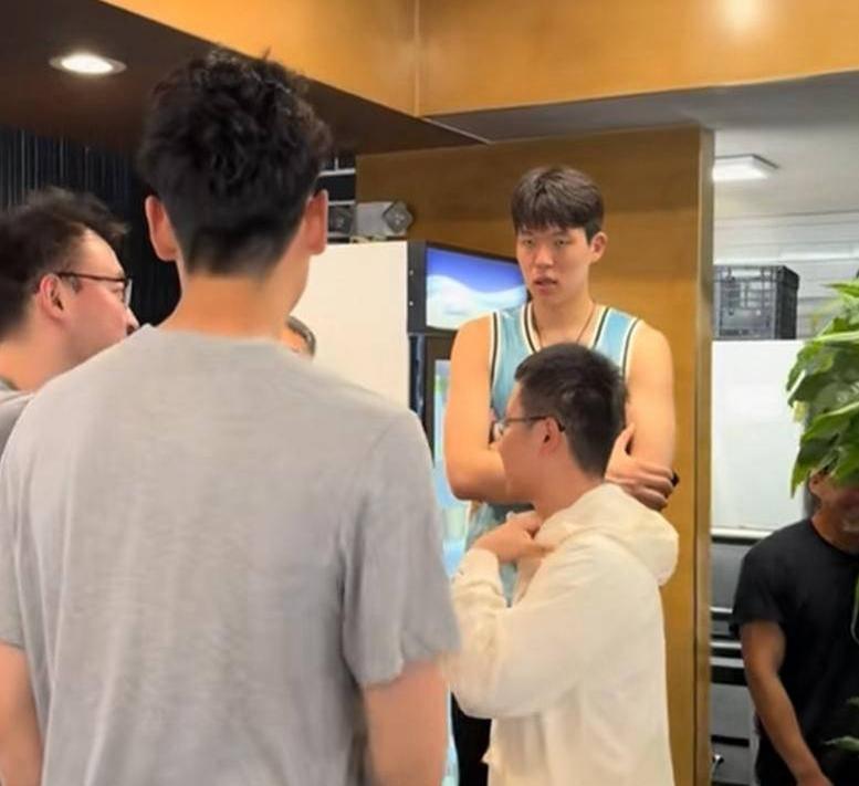 最近杨瀚森在美国参加了两场联合试训，表现相当亮眼，这哥们儿的选秀行情直接蹭蹭往上