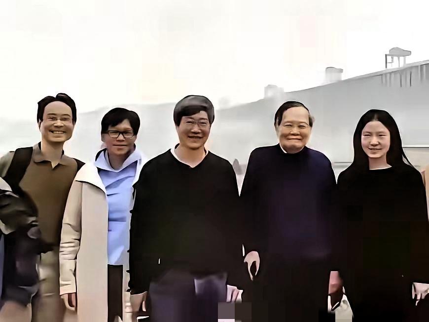 杨振宁子女喊翁帆“帆帆姨”！21年陪伴，早把非议熬成了真情
 
杨振宁子女那封给