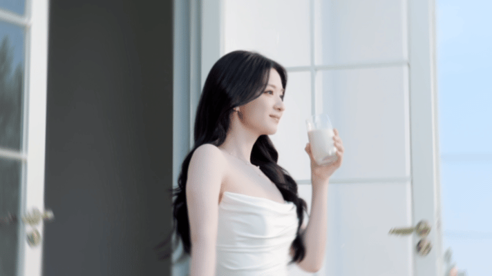 王楚然大气东方美 王楚然全新tvc释出，她身上那份从容舒展的气质，恰是东方美最动