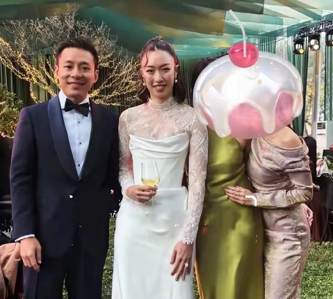 霍启仁娶的这个新娘，第一眼总感觉像个男人模样。
可能是个子高的原因吧。