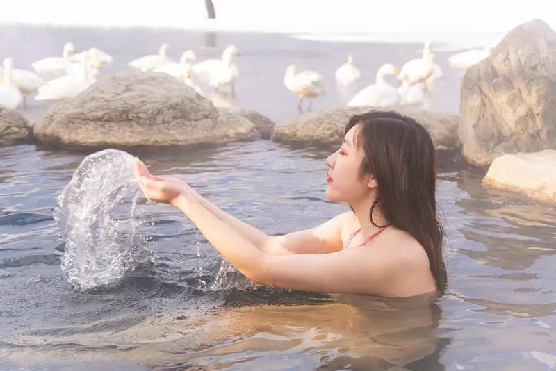 冬天洗澡“偷点儿懒”，身体还真会更舒服。冬天天气干燥，人体出的油和汗少，皮肤表面