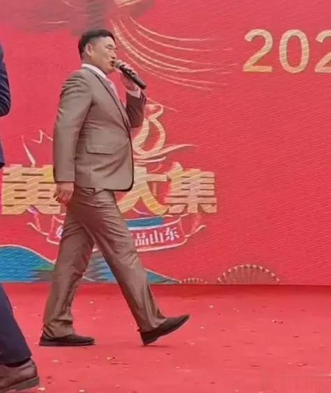 大衣哥的军大衣去哪了？大衣哥已经变成西装哥了。从朴实的农民歌手，编程口器宇轩昂的