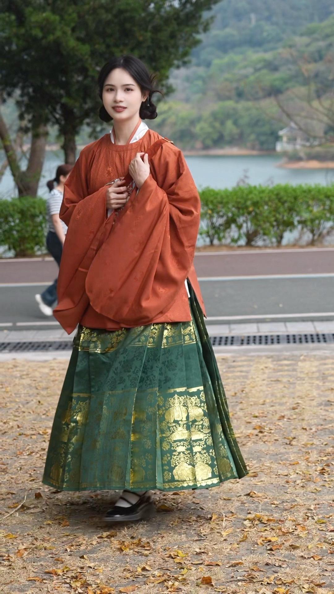 “大年初一当然要穿传统服饰吖～”