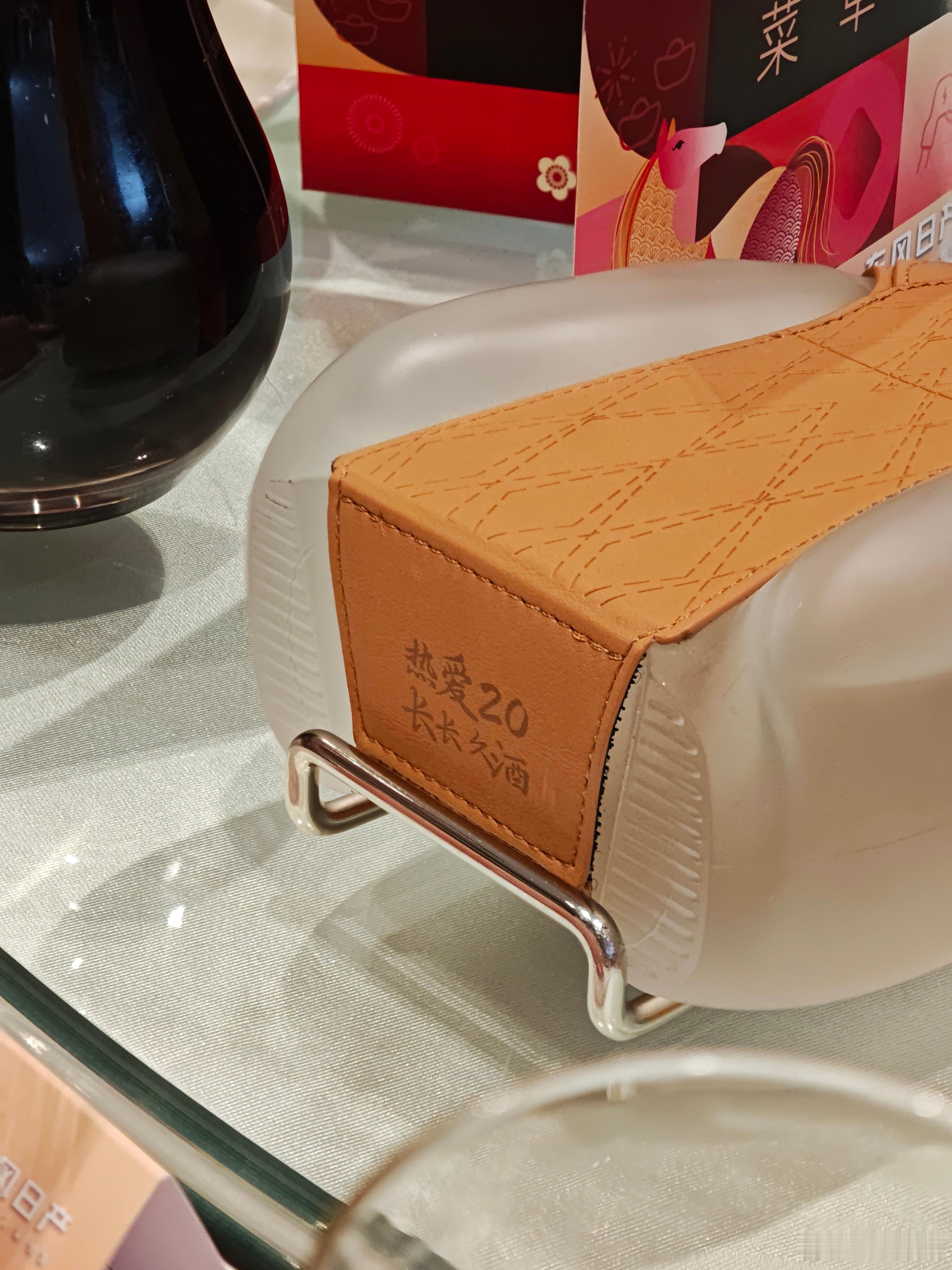 东风日产不亏是沙发厂，连酒瓶的造型都是沙发，两瓶可以拼成一个座椅，有意思