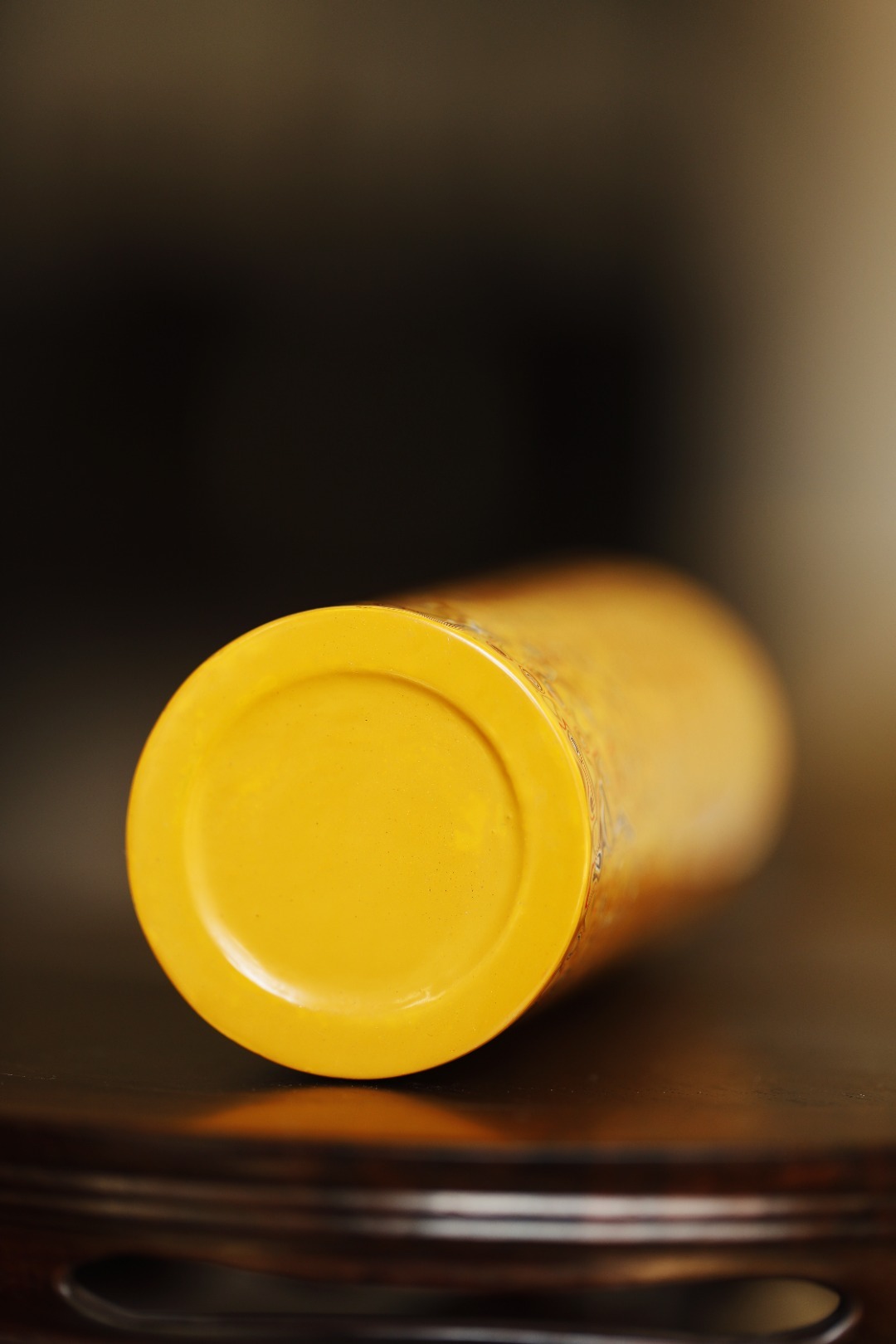 大漆·琥珀黄 | 帽筒承循传统非遗工艺，髤饰犀皮漆；入案头增色添彩，历久弥新。4