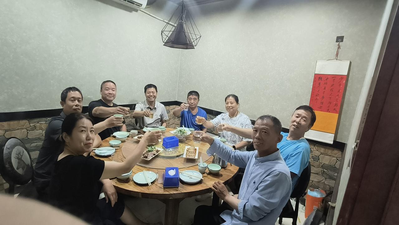 前天晚上，与户外群的朋友相约在饭店吃了顿饭，本来是一次普普通通的聚会，因为我们群