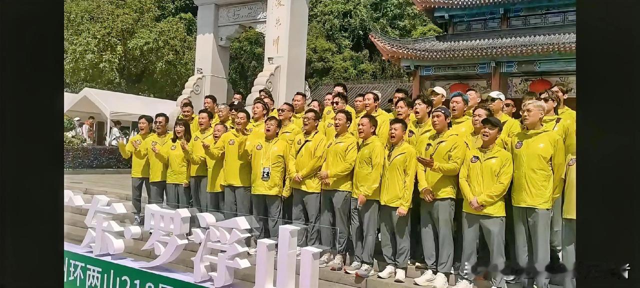 罗浮山名场面！香港明星足球队打卡惠州地标，粤语念东坡诗氛围感拉满。
 
谭咏麟、