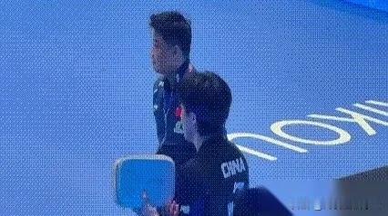 王皓一脸严肃地签了个名。又一脸严肃地把笔收回兜里

这是王皓吗？没想到你是这样的