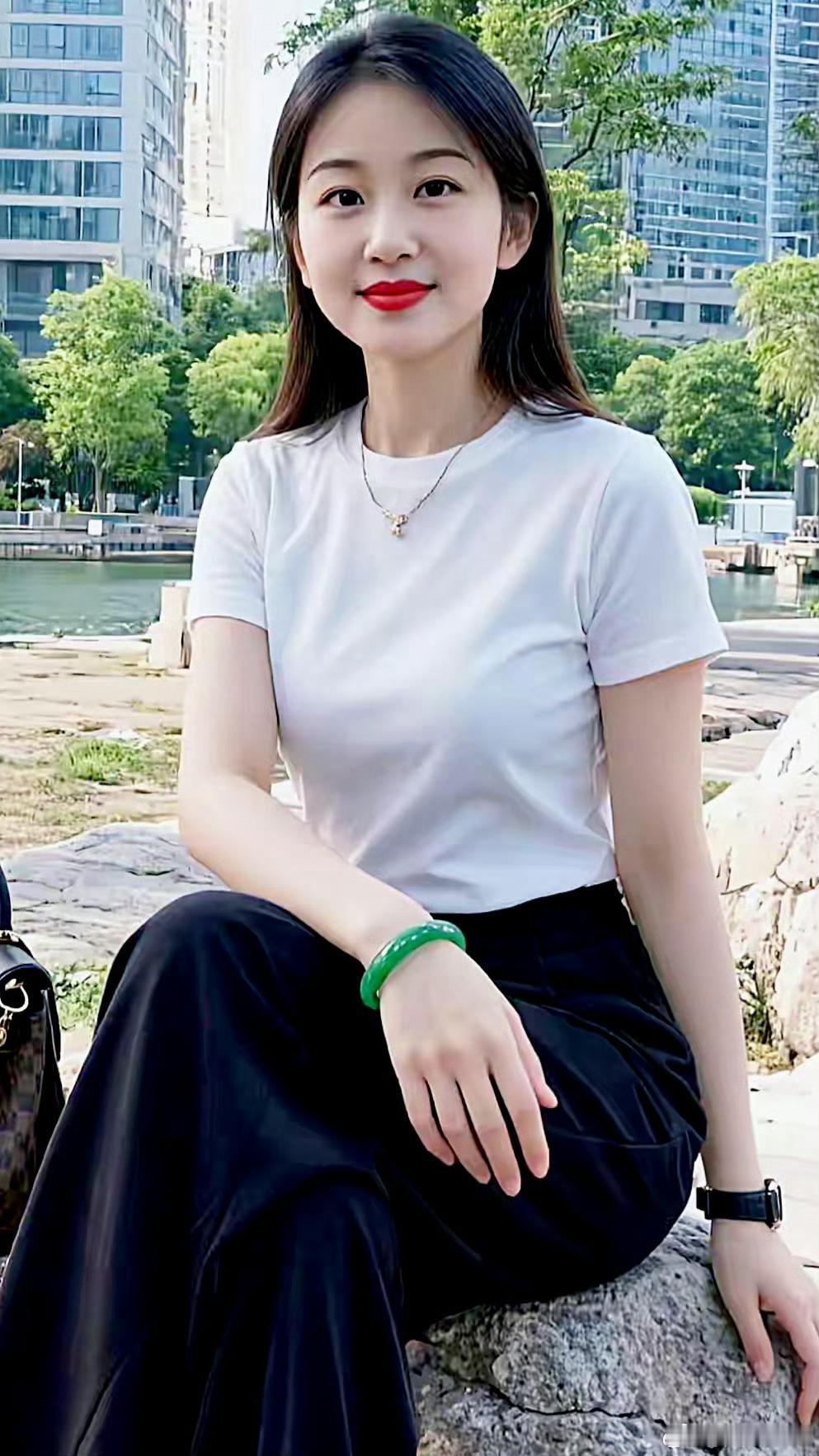 半称心·默斋主人原创自由诗松枝偏倚三分，揽不住整夜清光，沟壑空阔，且留苔痕慢慢填