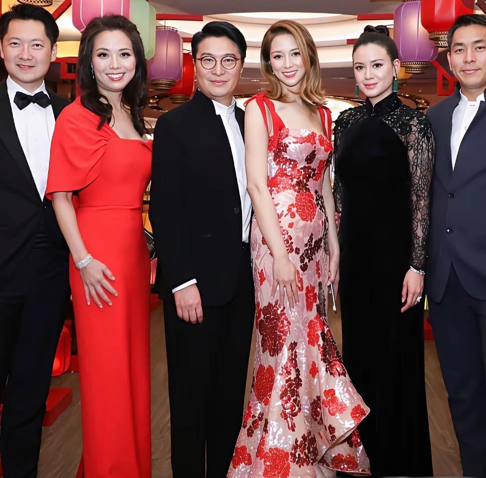 一张合照，李嘉欣被挤到镶边，徐子淇凭什么总能靠近C位？ 