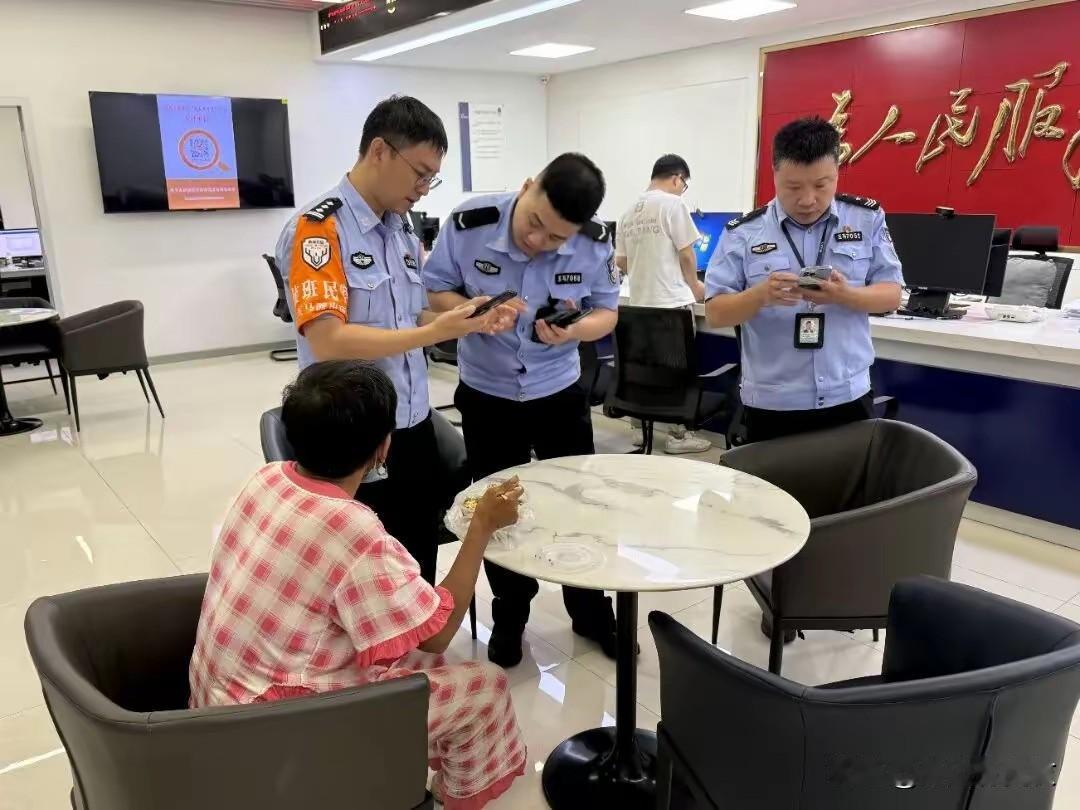 1. 女子离家22年无身份证 民警帮忙恢复身份：6月，温州鹿城五马派出所民警郑杰
