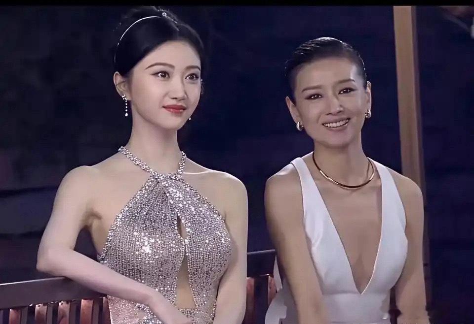 本来觉得董洁的身材比例已经很绝了，没想到景甜更绝 ​​​
