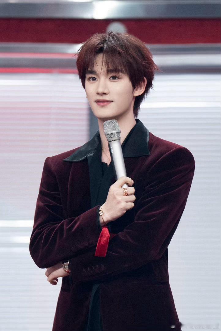 丁程鑫黑衬衫眼镜杀 下期你好星期六有丁程鑫配音 谁能拒绝丁程鑫的黑衬衫眼镜杀！利