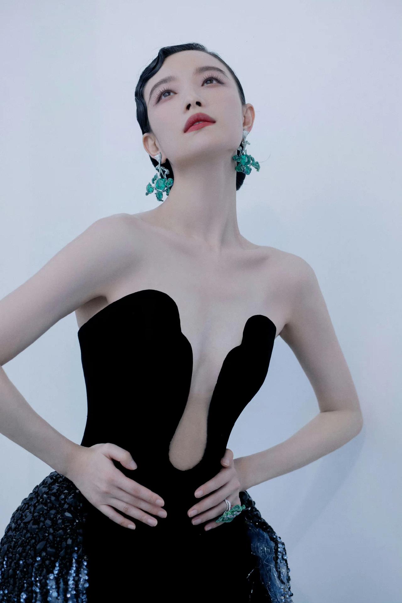 倪妮李梦撞衫
在威尼斯电影节闭幕式红毯上李梦身着黑色晚礼服亮相，一展东方美女的温