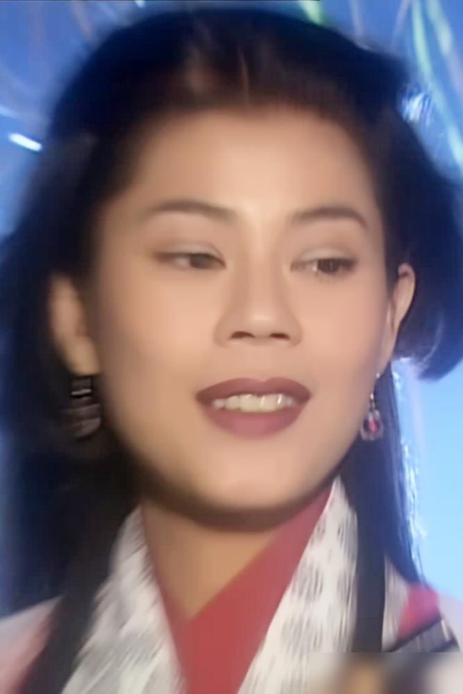 1996年，TVB急着拍《笑傲江湖》。

原定演任盈盈的女演员，签证到期，来不了