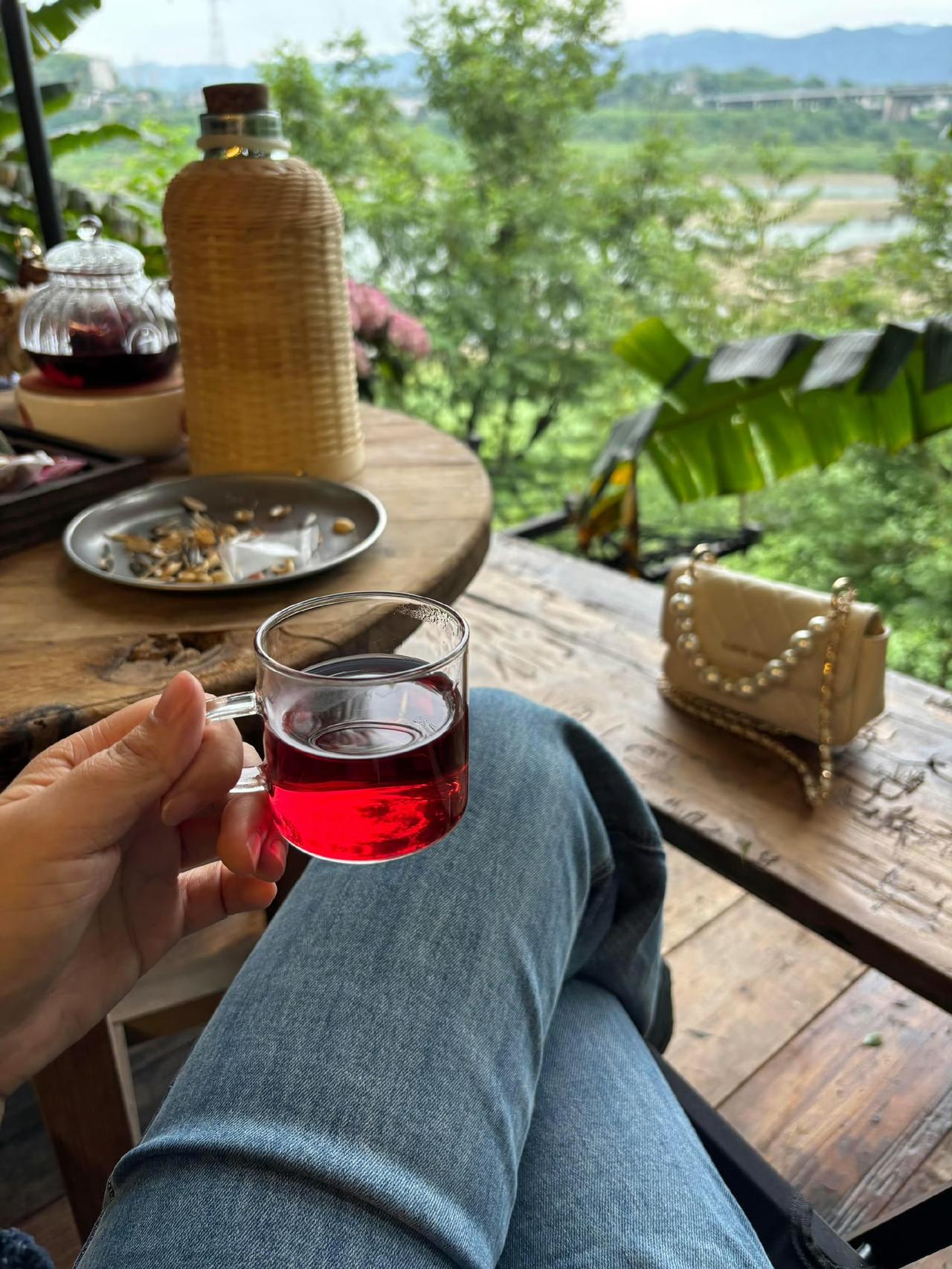 有情有义已经不适合这个社会了,再稳的船遇到风浪也会翻。