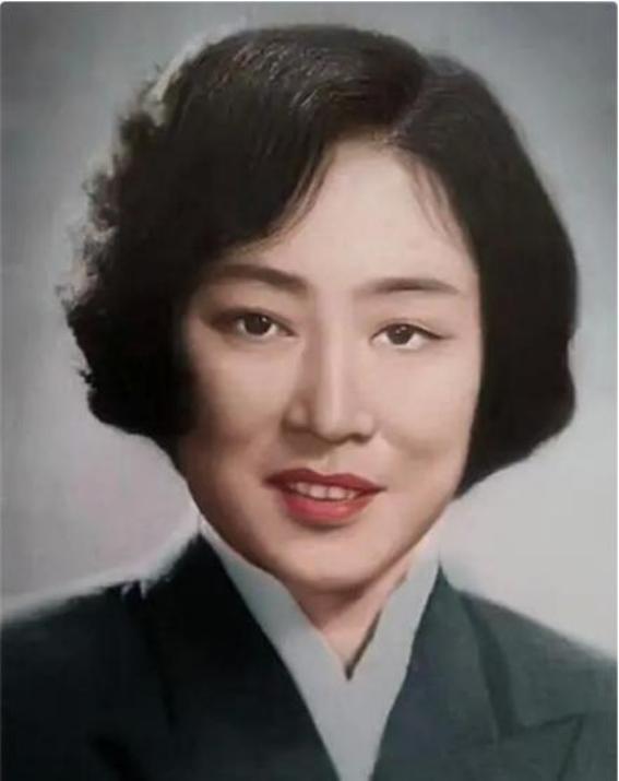 当年，秦腔演员孟遏云有一个怪癖，从不在公共澡堂洗澡，衣服总是扣的紧紧的。大家经常