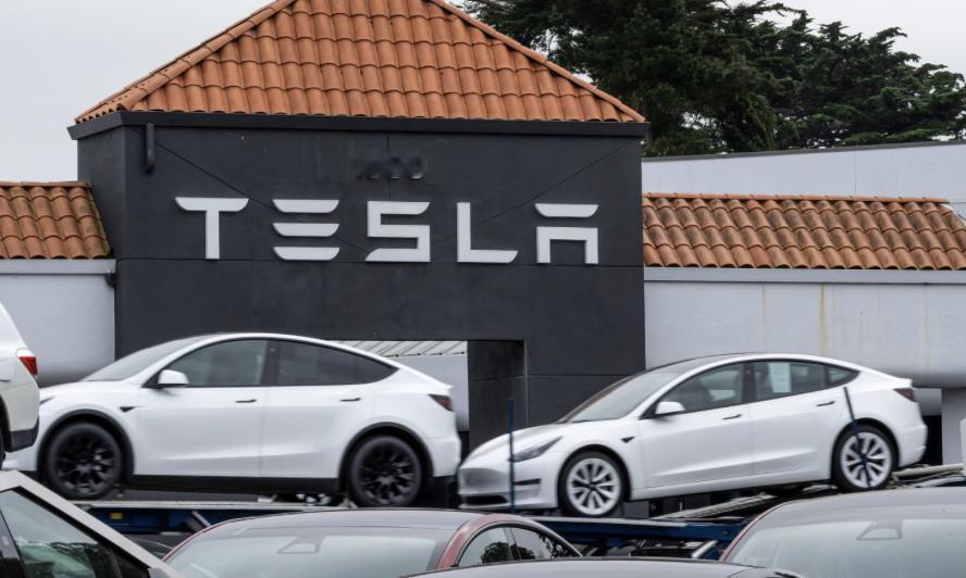 特斯拉正在研发一款更小、更便宜的新车
知情人士向路透社透露，特斯拉正在研发一款全