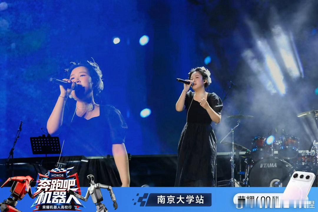 南京一高校学生和半马冠军机器人竞跑半马冠军机器人闪电从赛场走向校园，在南京高校和