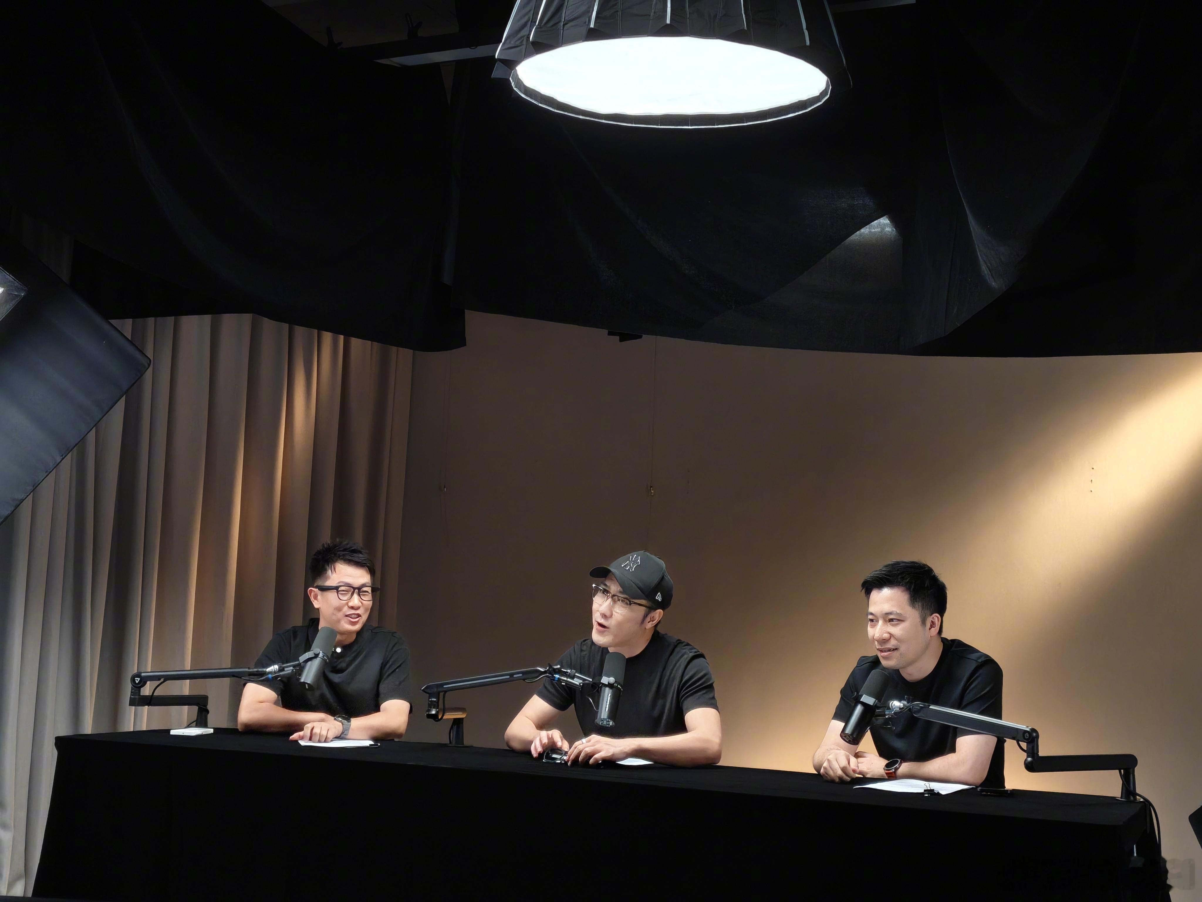 我也是好起来了。和俩大V老伙计同框了