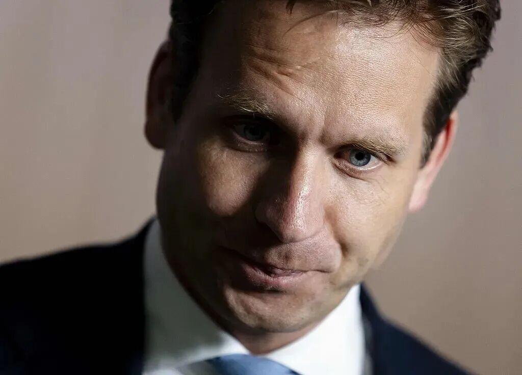 就在刚刚，荷兰公开羞辱中国。

荷兰经济事务大臣卡雷曼斯近日已经去信议会，内容提