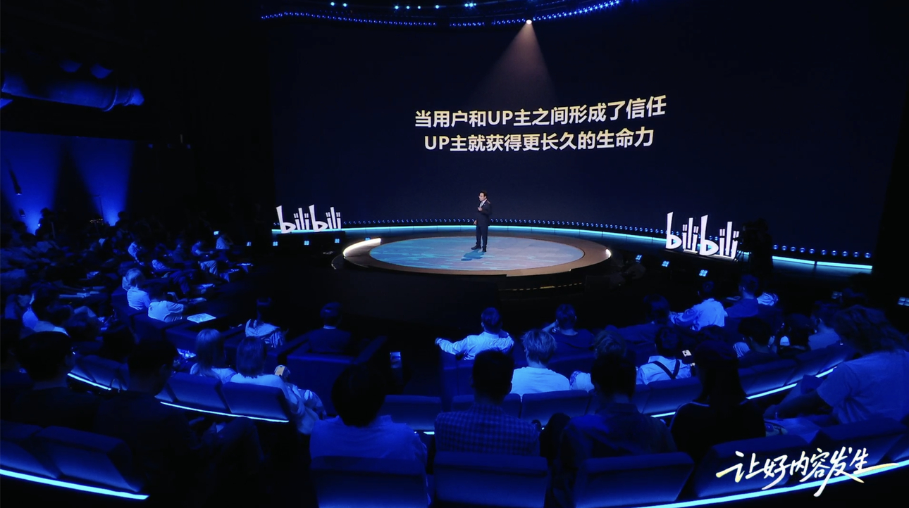 B站UP主10年老粉数超813万“B站不倒，陪你到老”。我今年听到的最有意思的“