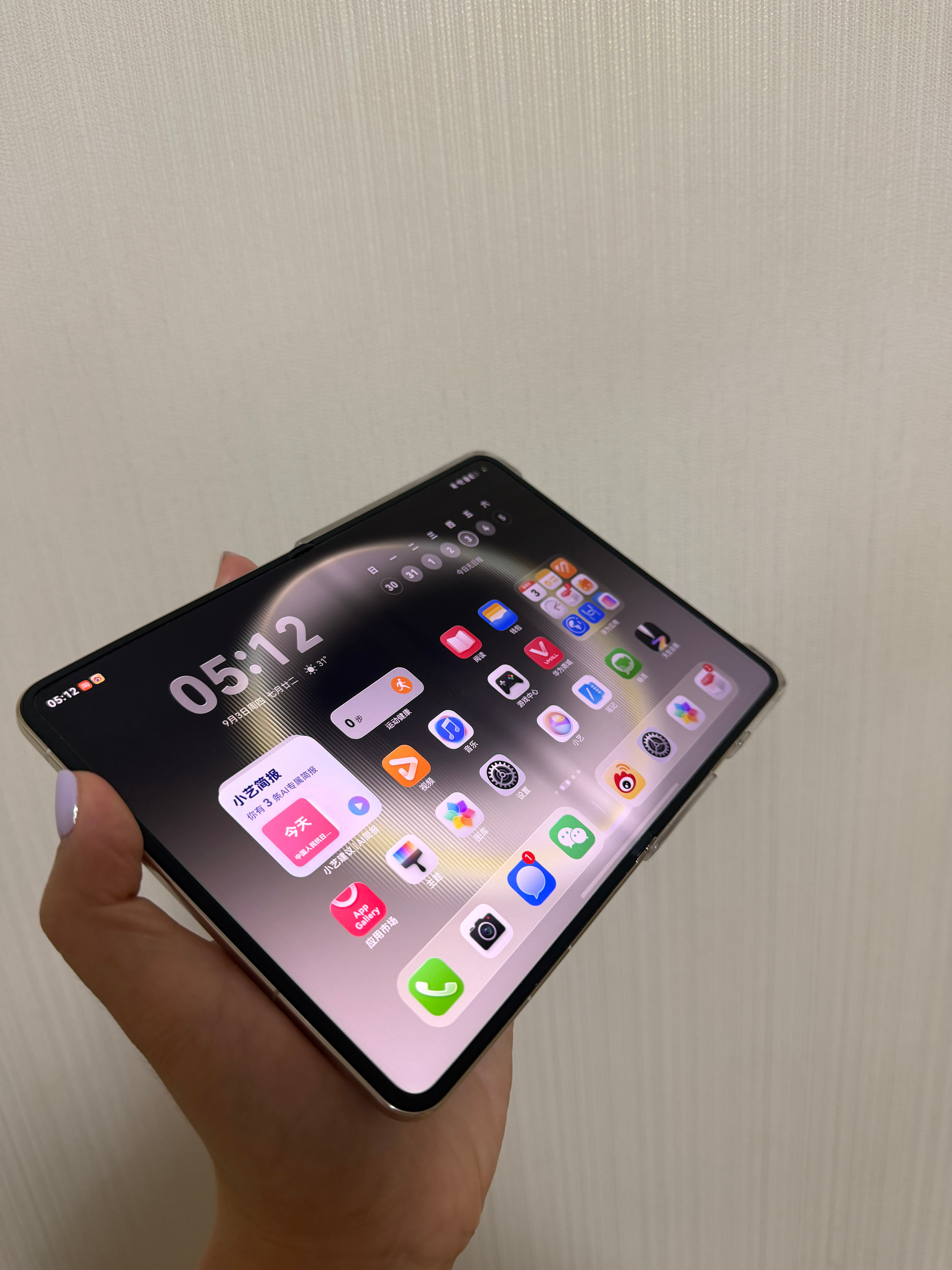 曝iPhoneUltra无折痕失败其实没必要一直盯着折叠屏的折痕看，点亮屏幕后正