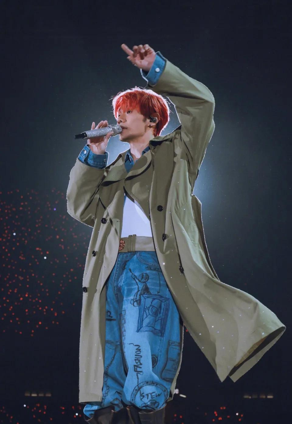 李荣浩否认歌曲《小眼睛》抄袭，已联系原作者致歉赔偿。

之前一直知道这首歌被指“