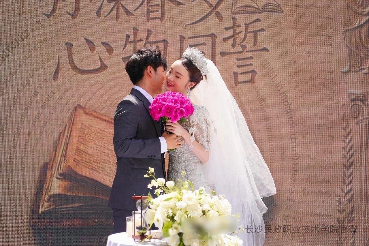【长沙高校把毕业答辩变甜蜜事业】近日，长沙浏阳河婚庆文化公园上演了一场别开生面的