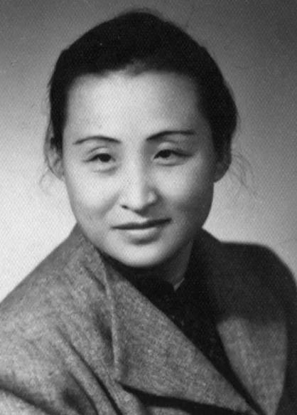 1922年，15岁的黄凝素与张大千结婚，相伴25年生了8个孩子。没想到，就在她把