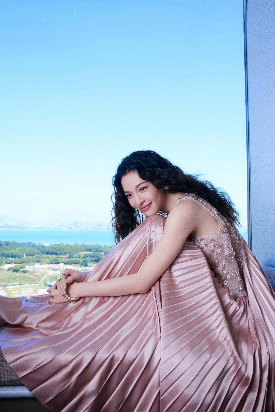 粉调缎面裙缀满珍珠刺绣，柔光里钟楚曦泛着细腻光泽，深V设计衬得肩颈线条舒展又明艳