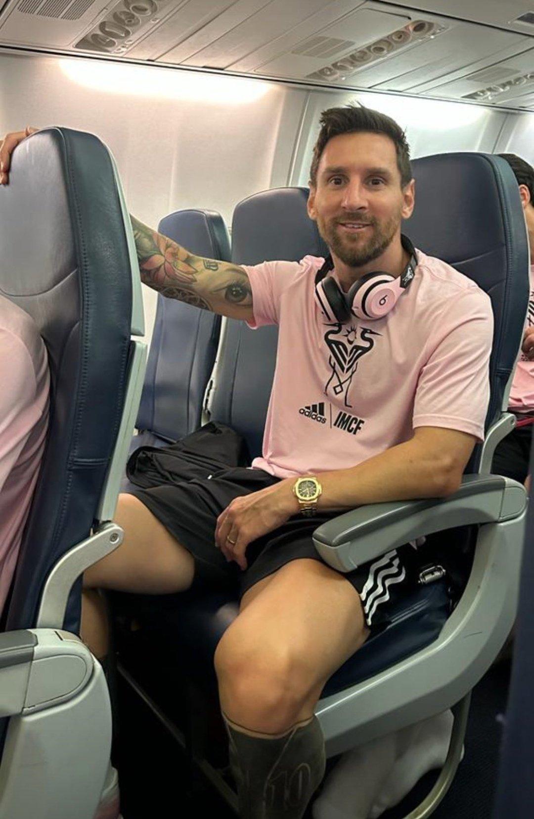 最土的梅西[捂脸]，戴金表？坐经济舱，迈阿密配色耳机才是球迷的至爱啊！[给力]