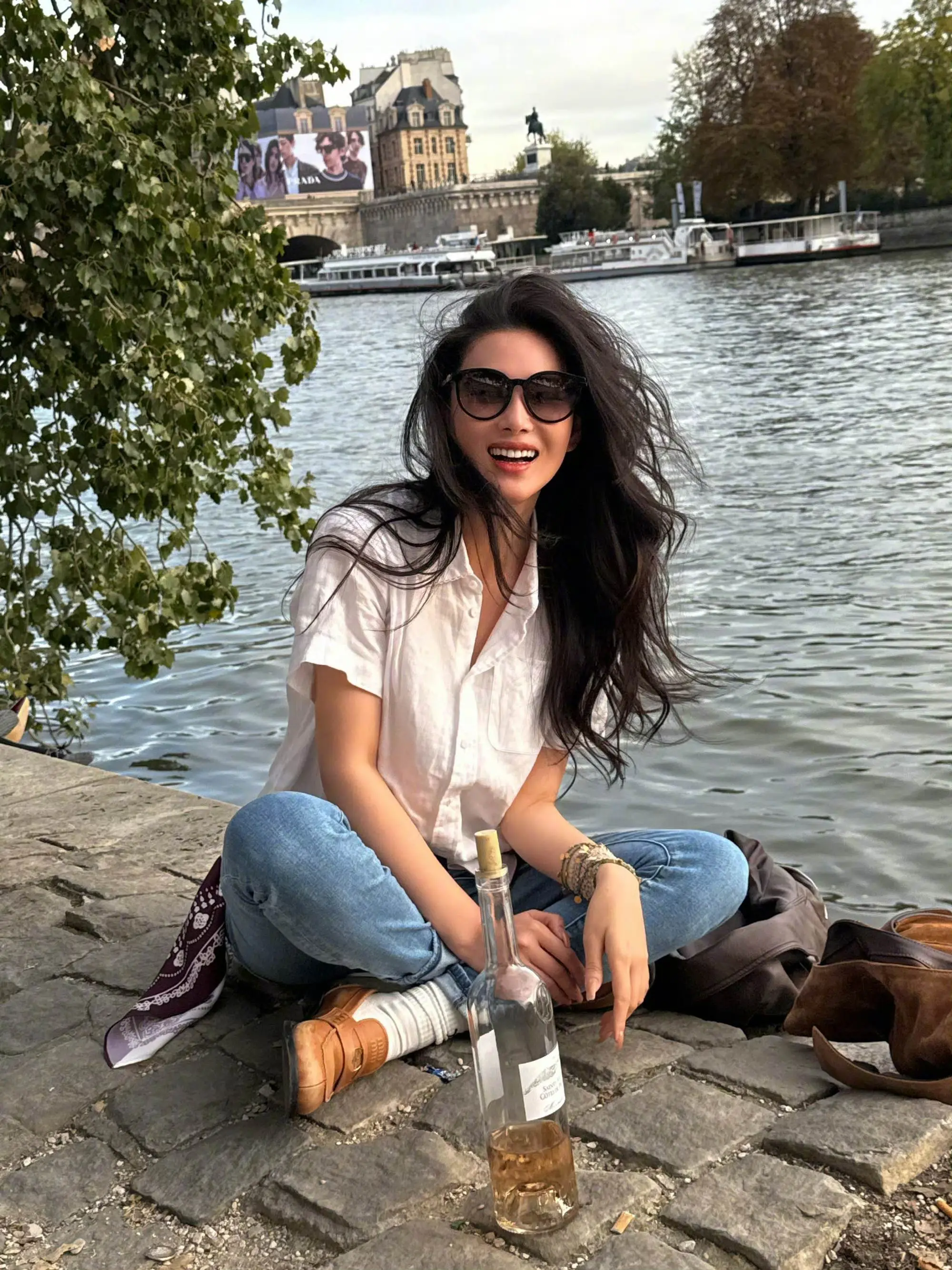 张馨予｜巴黎河边放松时刻。巴黎的小河边，跟好友一起晒晒太阳，畅聊一通，太舒服了