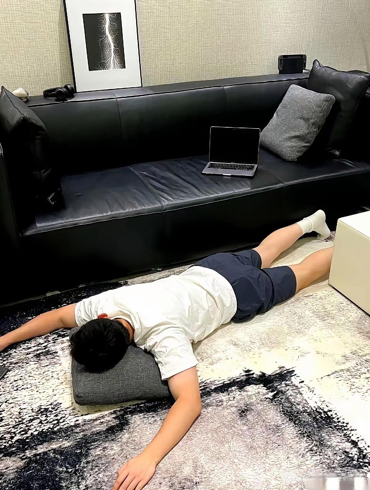 29岁儿子辞掉月薪过万铁饭碗，要考研当老师：妈妈的“没盼头”，藏着两代人的难
 