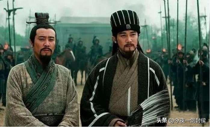 诸葛亮和关羽张飞之间的矛盾，不仅仅在于争权夺利，还有文武之争。
自古文臣和武将分