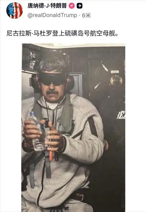 特朗普访华鲁比奥随行访华，他身着耐克科技抓绒运动套装，在空军一号上悠闲地休息。白