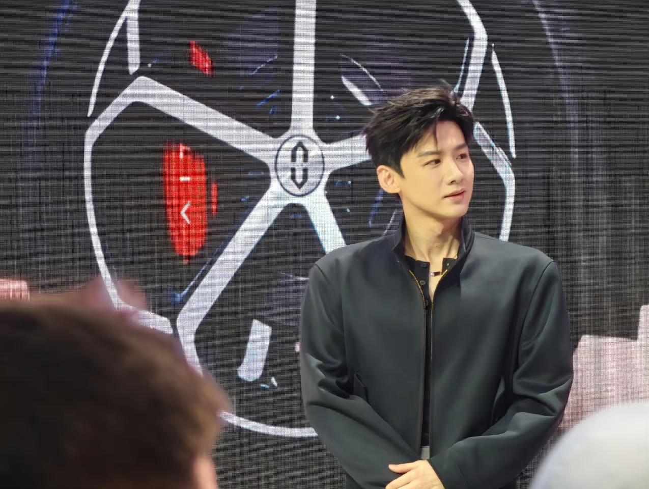 北京车展首日，问界展台直接被挤爆。
 
4月24日，演员白敬亭以问界品牌挚友身份