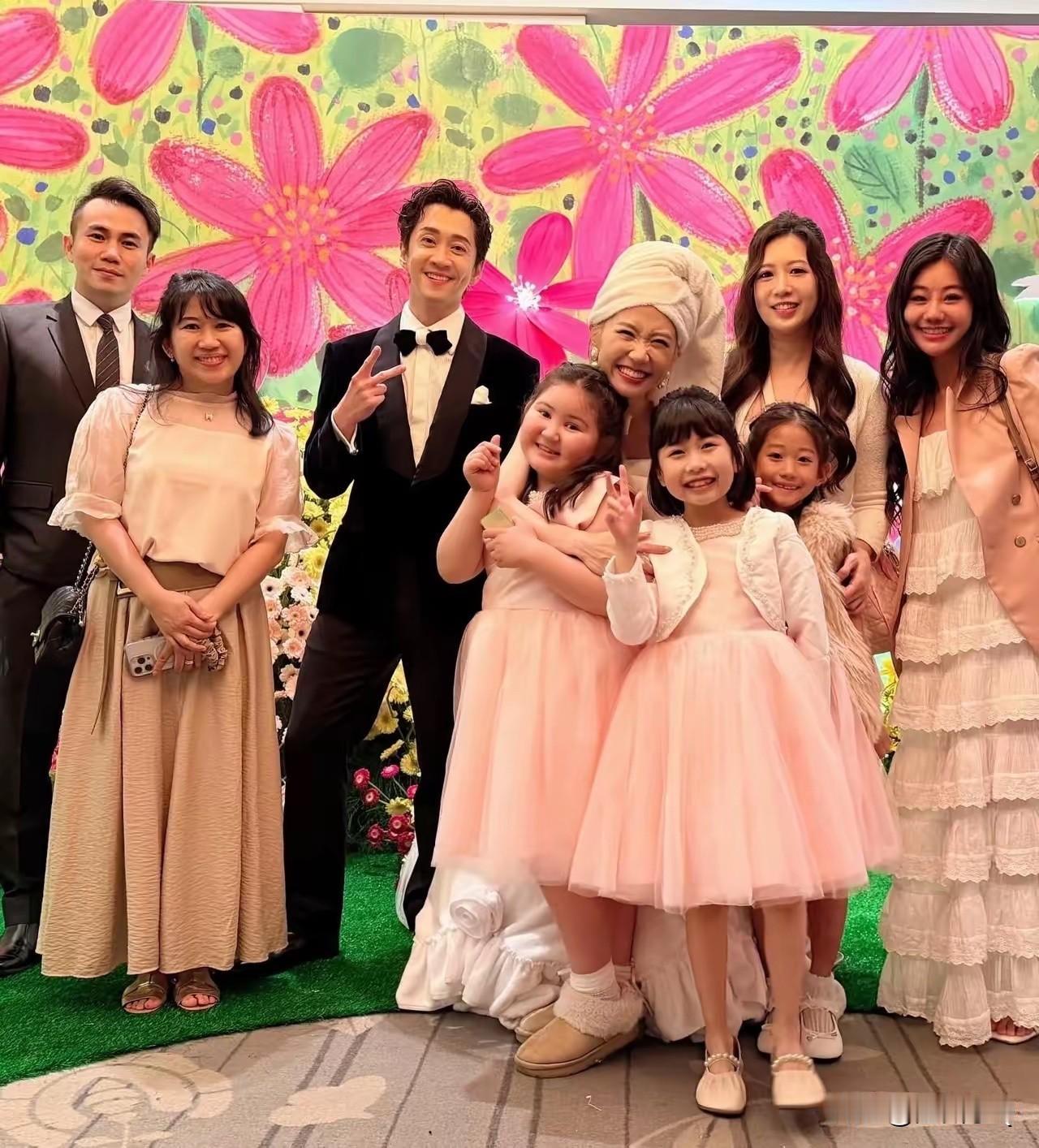 陈汉典和Lulu的小花童都好可爱，而且请了好几个小朋友。我想这些小朋友应该都是来