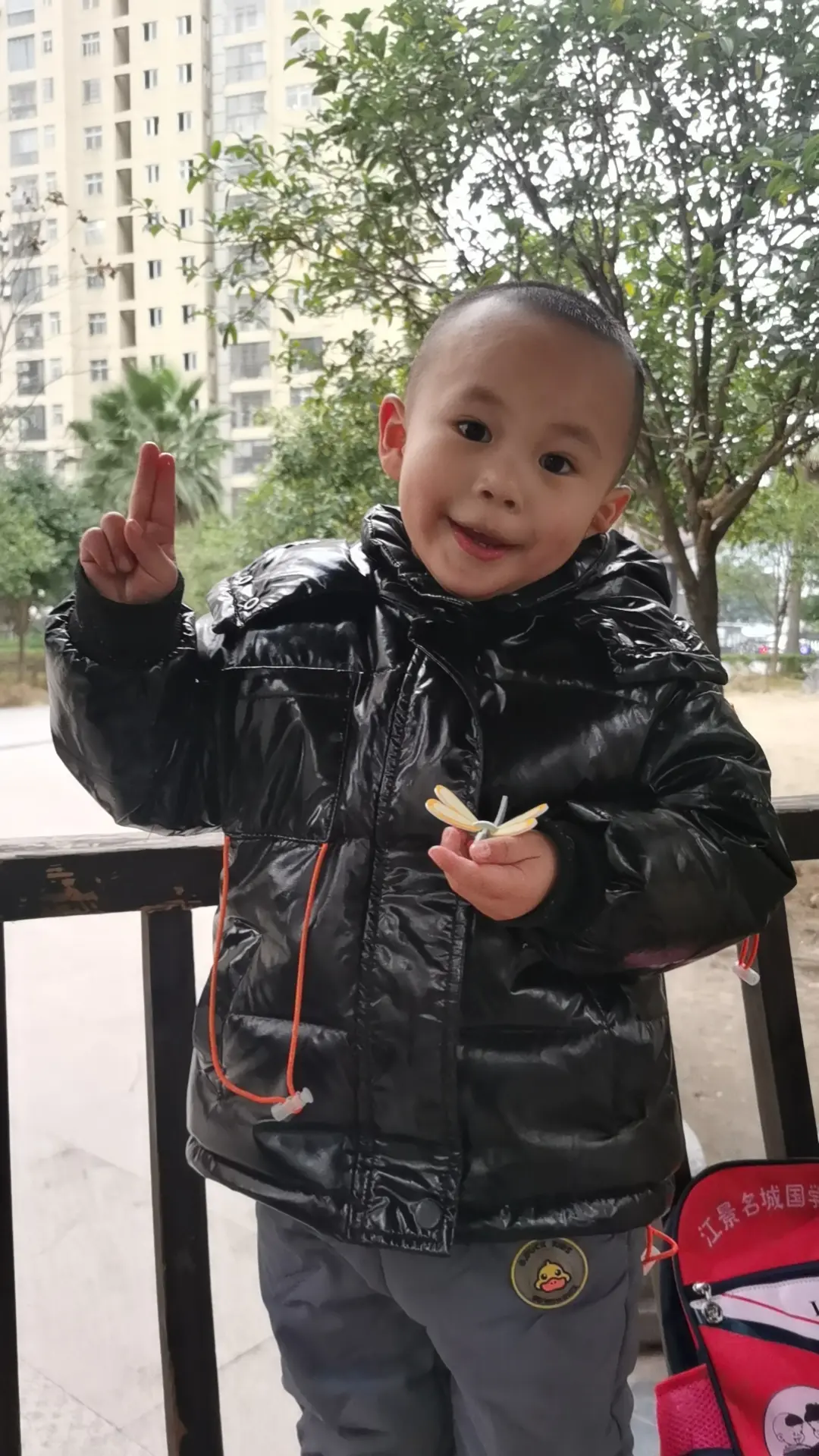 一个人带娃的日子里，带着孩子就挣不到钱，挣到钱就带不了孩子。这么可爱...