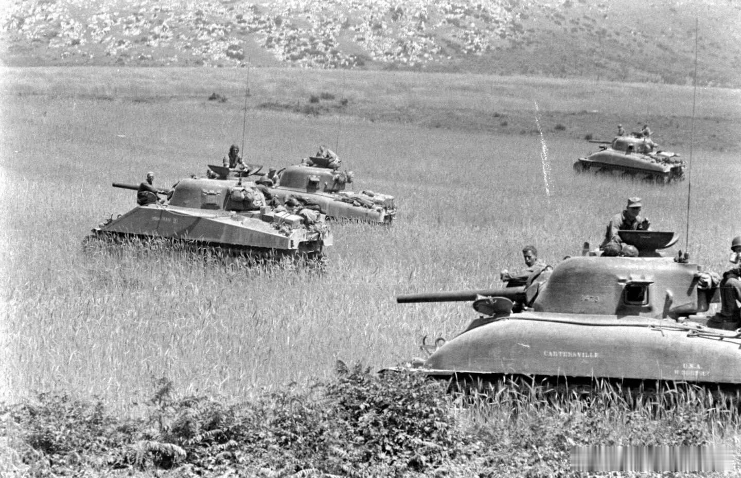 展开战斗队形、向德军阵地发起突击的谢馒头，摄于1944年5-6月的意大利（罗马附