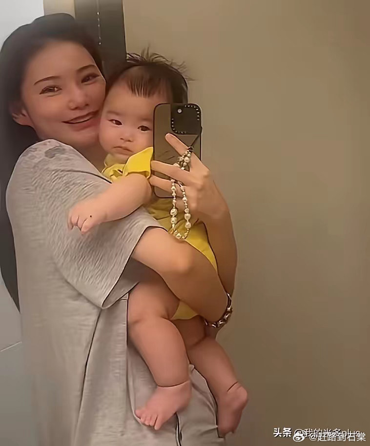 马筱梅儿子满5个月啦，她晒出小汪宝儿怼脸萌照，孩子喝奶粉也养得白白胖胖，双下巴都