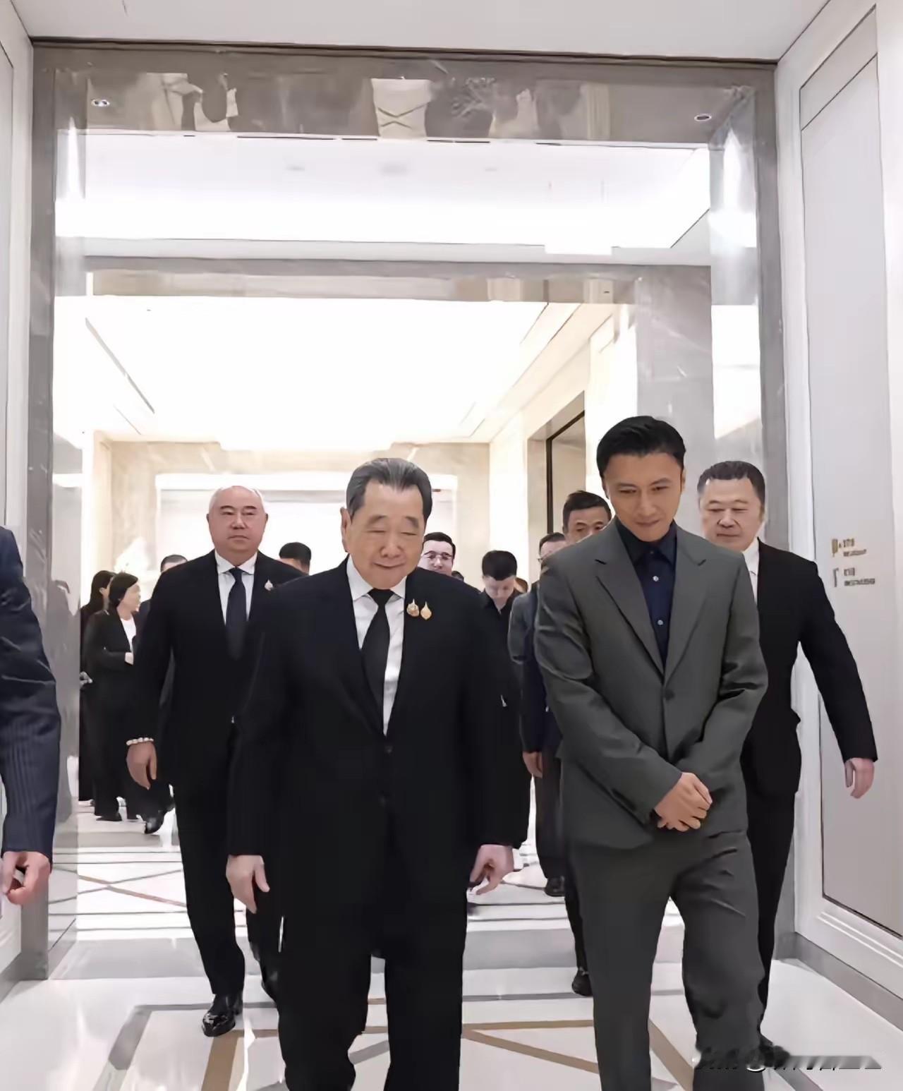 谢霆锋，你说他浪漫至死，他七夕节外出谈生意。
你说他艺术至上，他是娱乐圈少有的成