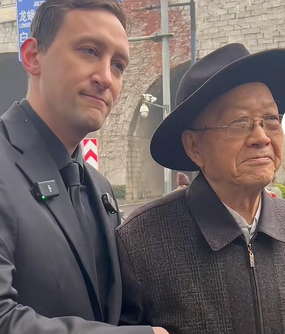 “我父亲在逃难之中被打死，母亲一夜白了头”，当兵21年的老人在南京街头与埃文握手