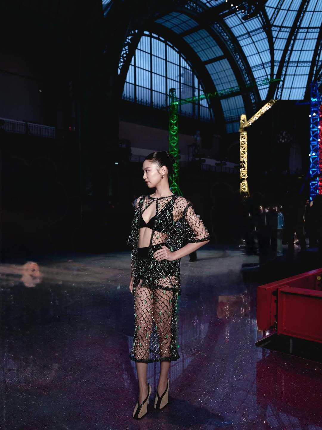 Jennie背后熊抱大秀艺术总监Jennie 活动新照曝光，与艺术总监亲密互动背