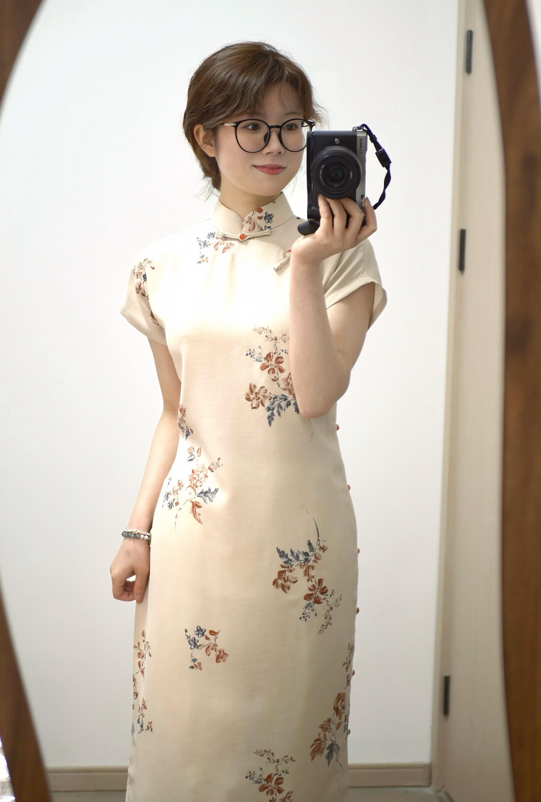 红衣半掩旗袍色。第一次搭配红披肩，和米色旗袍好和谐！