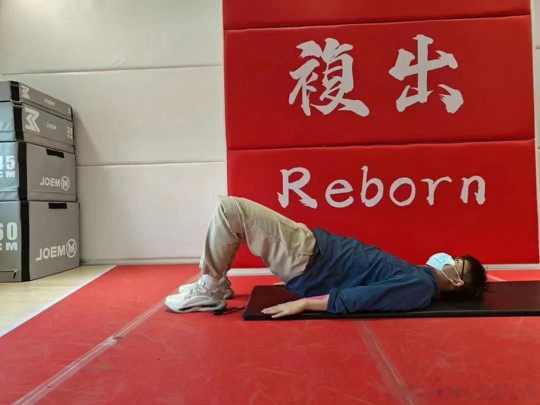 腰背部筋膜炎  如何告别腰背部筋膜炎？我们可以从最基本的生活习惯开始入手，并且注